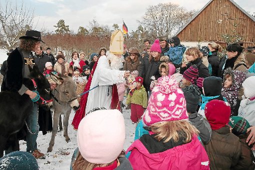 Beim Advent im Schafstall reisten Nikolaus und Knecht Ruprecht mit ihren beiden Eseln an, um die Kinder zu beschenken. Foto: Wagner Foto: Schwarzwälder-Bote