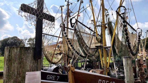 Im Hafen von Greetsiel liegt die größte Flotte von Küstenfischern. Mit den schwarzen Kreuzen protestieren sie gegen die Pläne der EU, die Schleppnetze zu verbieten. Foto: Krohn/Krohn