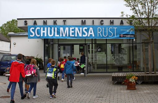 Eine Übergangslösung bis die neue Mensa steht: Ruster Schüler gehen zum Mittagessen in das Pfarrheim. Foto: Mutz (Archiv)