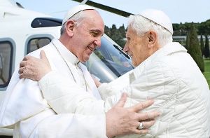 Papst Benedikt XVI. und sein Nachfolger Papst Franziskus. Foto: dpa