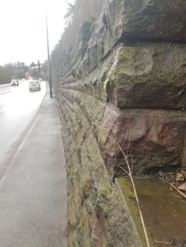 Bei den Stützmauern in der Stuttgarter Straße  werden unter anderem schadhafte Steine ausgetauscht.  Foto: Rousek