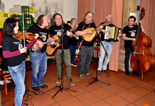 Die sieben Musikanten aus dem Balinger Raum verwandelten das Steinhaus in eine alkoholfreie schottische Kneipe. Foto: Morlok Foto: Schwarzwälder Bote