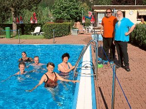 Die ersten Badegäste   zusammen mit Schwimmmeister Oliver Beck und dem Fördervereins-Vorsitzenden Wolfgang Stier (rechts stehend).  Foto: Ziegelbauer Foto: Schwarzwälder-Bote