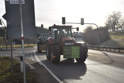 Bei Empfingen wurden die Traktoren von der Autobahn geleitet. Foto: Baiker
