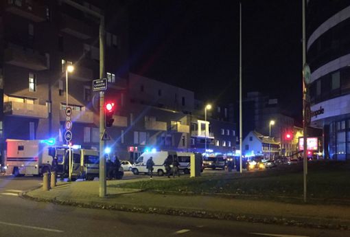Die Route de lHopital in Straßburg nahe dem Polizeipräsidium ist von der Polizei abgesperrt. Mittlerweile gebe es zwei Tote, elf Menschen seien verletzt worden, bestätigte die Polizei der Deutschen Presse-Agentur am Dienstagabend. Quelle: Unbekannt