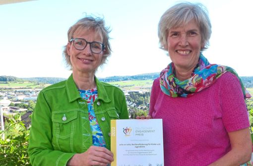 Ulrike Schneider (links) und Bettina Gäckle freuen sich über die Auszeichnung und die damit verbundene Aufmerksamkeit. Foto: Stöß