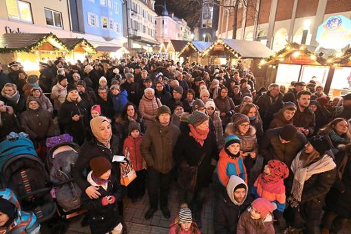 Warm eingepackt und in gemütlicher Atmosphäre verfolgen die Besucher die Eröffnung des Schwenninger Weihnachtsmarktes am Freitagabend.  Fotos: Eich Foto: Schwarzwälder Bote