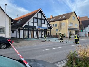 Feuerwehr im Einsatz: Die Wucht der Explosion hat die Fenster in Grafenhausen bersten lassen. Foto: Göpfert