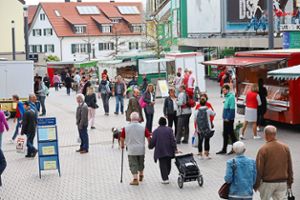 Viele Menschen nutzen das schöne Wetter und die wiedergeöffneten Läden in Schwenningen zur Shoppingtour. Foto: Heinig