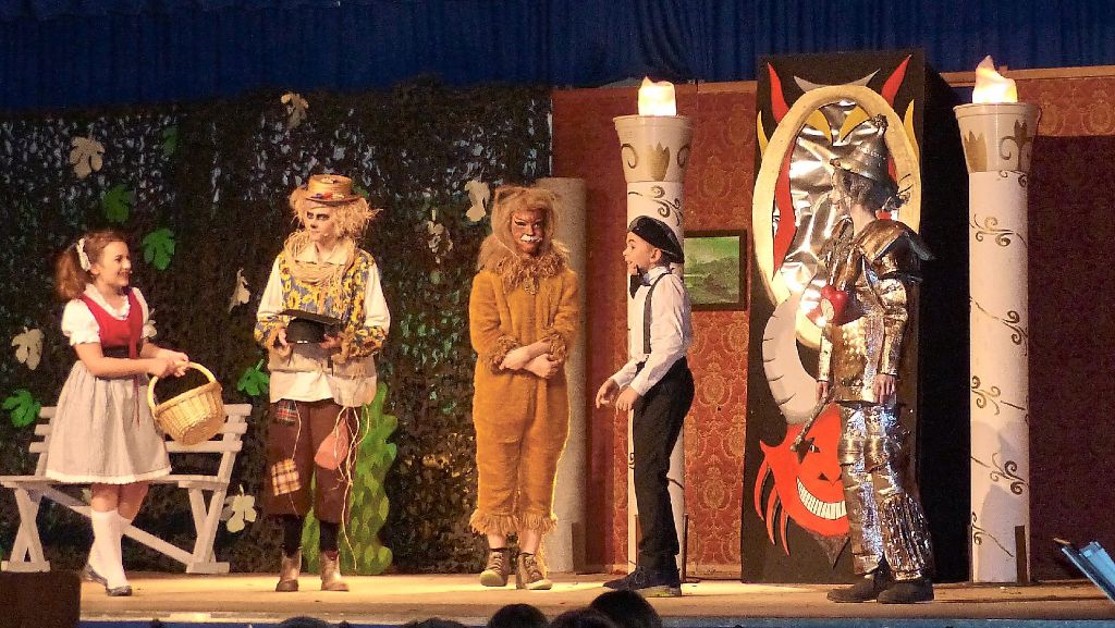 In liebevoll hergestellten  Kostümen und mit großer Spielfreude brachten die Kinder den Zauberer von Oz auf die Bühne.  Foto: Fink Foto: Lahrer Zeitung