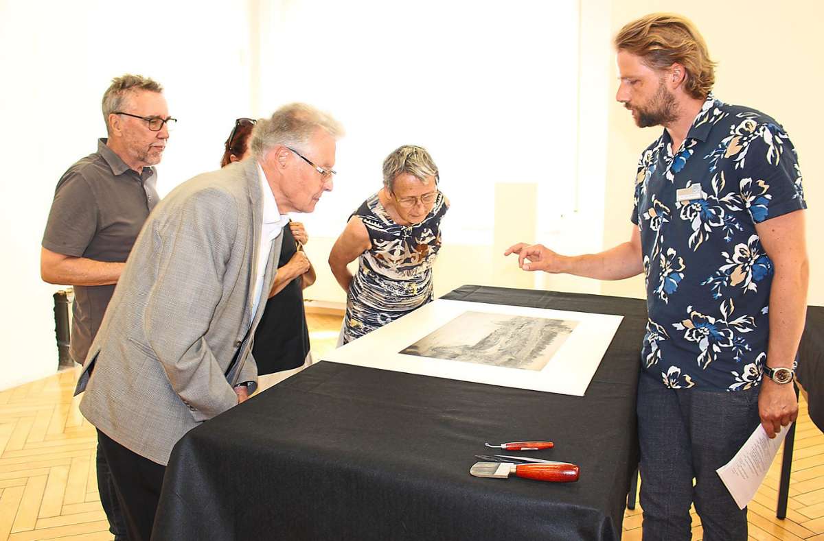 Kai Hohenfeld erläutert den Besuchern des Kunstmuseums Albstadt die Technik des Landschaftsradierers Felix Hollenberg. Foto: Bender