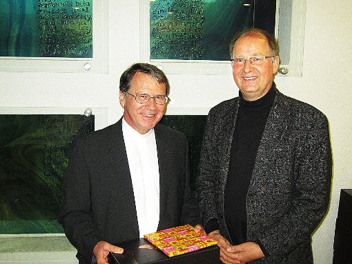 Ein Geschenk hat Andreas Gog von seinem evangelischen Kollegen Thilo Hess erhalten. Foto: Schwarzwälder-Bote