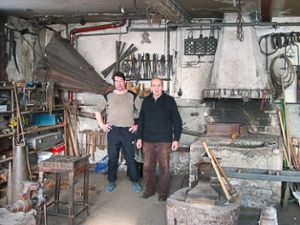 Der plötzlich verstorbene Manfred Weber (links) und sein Vater Gottfried Weber, im Jahr 2008 in der alten Schmiede in der Marktstraße. Foto: Schabert Foto: Schwarzwälder Bote