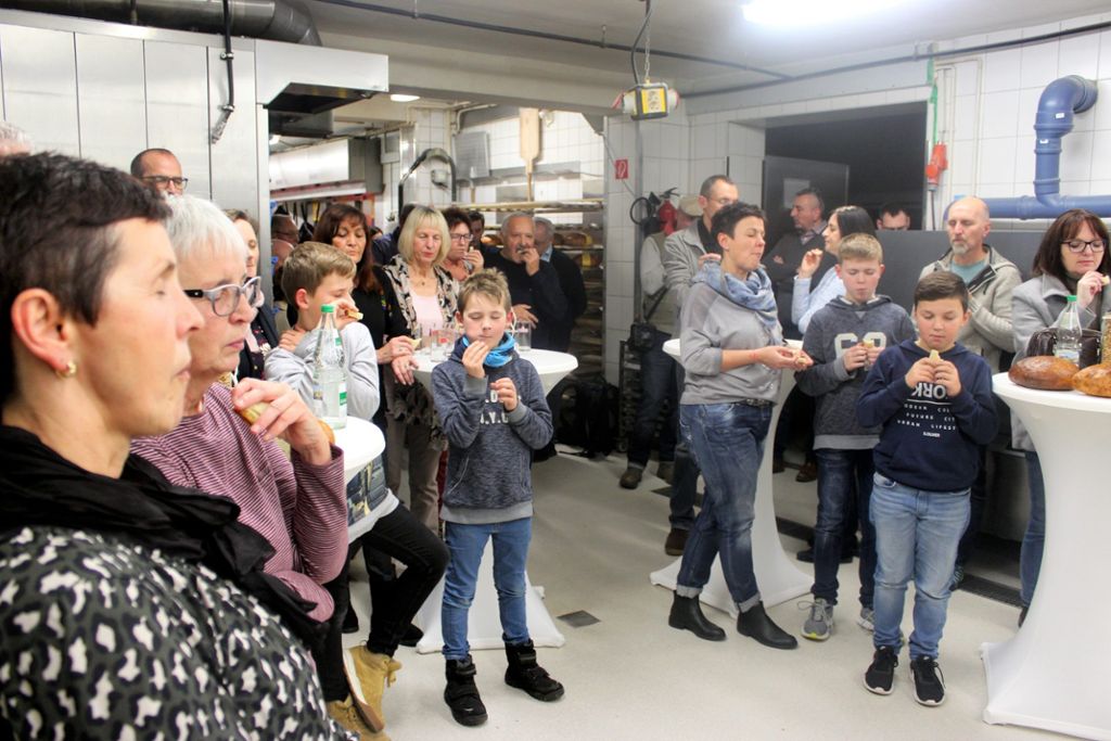 Zahlreiche Besucher tummeln sich in der Backstube der Bäckerei Koch in Engstlatt.  Fotos: Breisinger