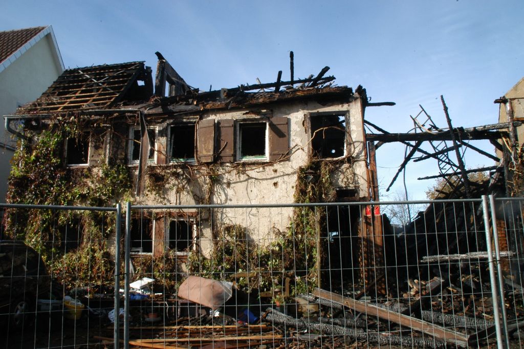 Das abgebrannte Haus in Leidringen ist am Freitag aus Sicherheitsgründen abgerissen worden.