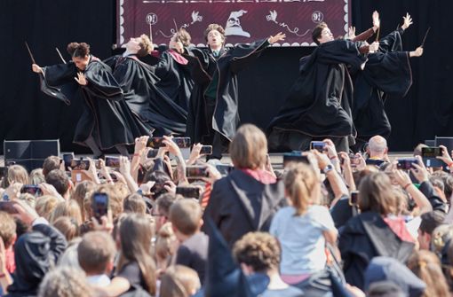 4453 Harry-Potter-Fans haben sich in Hamburg versammelt. Foto: dpa/Georg Wendt