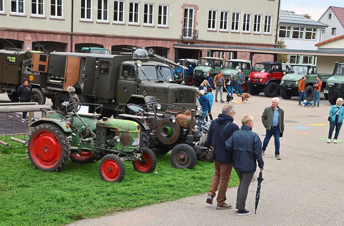 Unimogs, Traktoren, Motorräder und ein ehemaliges Bundeswehrlöschfahrzeug waren im Schulhof zu sehen.