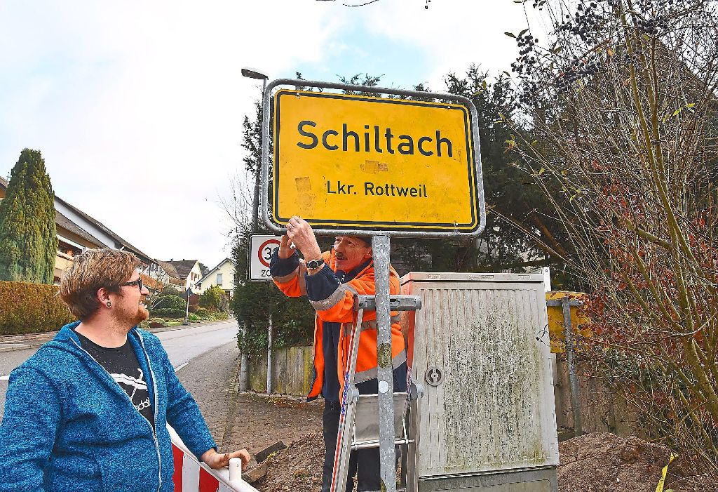 Schiltachs Bauhofleiter Harry Hoffmann muss am Tag nach Weihnachten die im Bach gefundenen Ortseingangstafeln wieder an dem korrekten Platz anbringen – allerdings fehlen bislang zwei der Schilder.