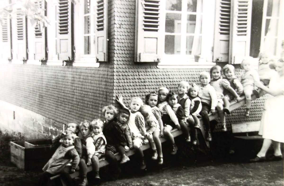 Als um 1940 beim Schüle zwischen Aichhalder Weg und Nagolder Straße das Bild der Kinder mit Tante Gretel entstand, war der kürzlich als 85-jähriger Altersjubilar vorgestellte Fritz Ungemach (Sechster von links) – aus dessen Besitz das Foto stammt – ungefähr so alt wie der Kindergarten. Foto: Schabert