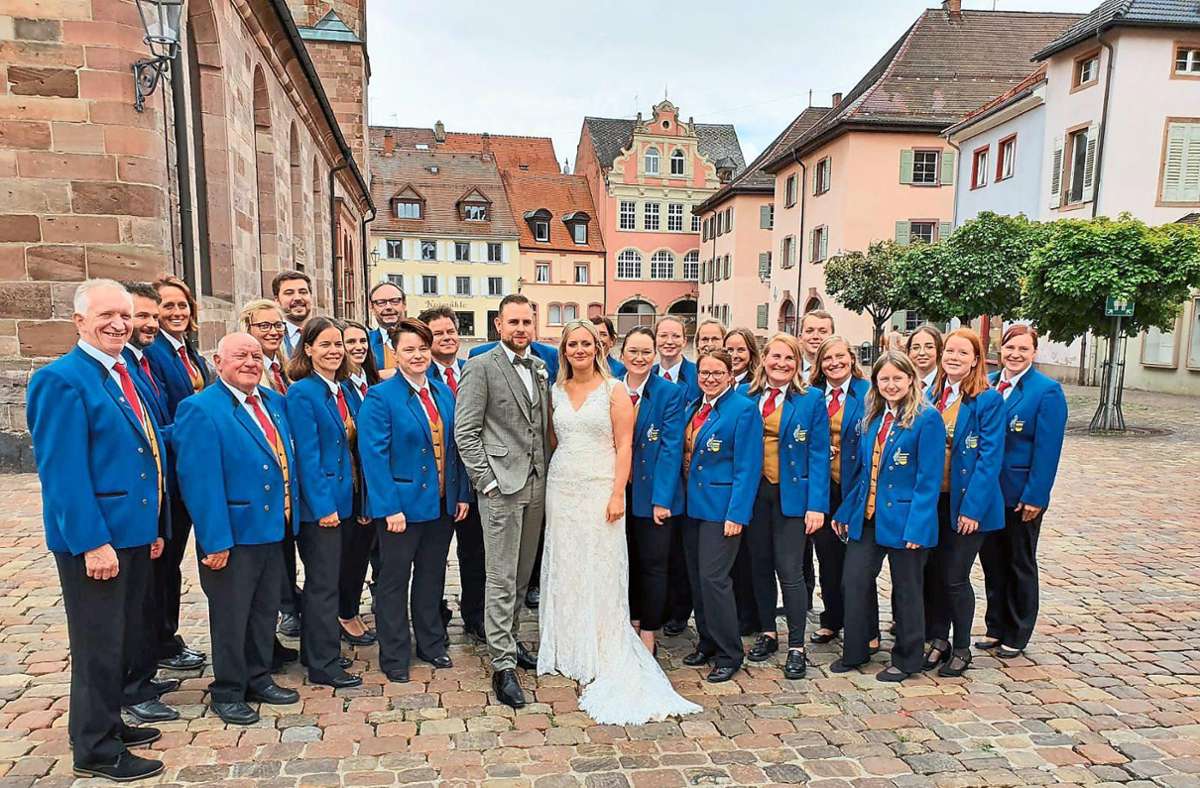 Der Musikverein Fischbach gratulierte Diana und Florian Link zur Hochzeit. Foto: Bantle
