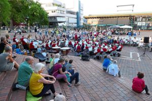 Gemütliche Stimmung herrscht auf dem Muslenplatz beim Konzert der Stadtmusik. Foto: Riesterer Foto: Schwarzwälder Bote