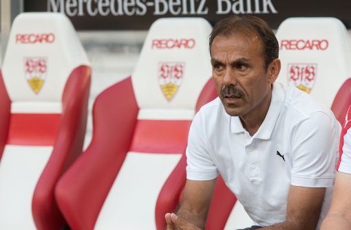 VfB-Coach Luhukay scheint von der Einkaufspolitik seines Vereins nicht ganz überzeugt zu sein. Foto: dpa