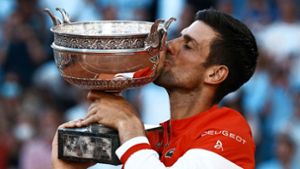 Novak Djokovic greift zur Tenniskrone