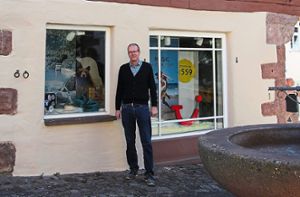 Helmut Maier vor dem gleichnamigen Reisebüro in Neubulach. Die Tage des Traditionsgeschäfts sind gezählt. Foto: Buck