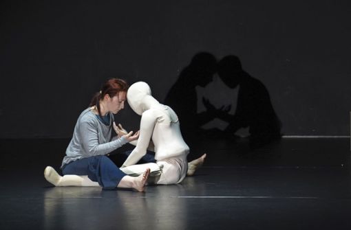 Eva Baumann tanzt „Schattenkind“ mit einer lebensgroßen Puppe. Foto: DW/Daniela Wolf