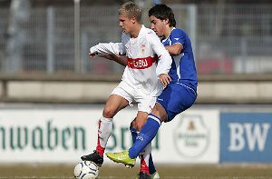 Vor zwei Jahren war Alexander Merkel(links) noch für die B-Junioren des VfB Stuttgart gegen den Karlsruher SC am Ball, inzwischen ... Foto: Baumann