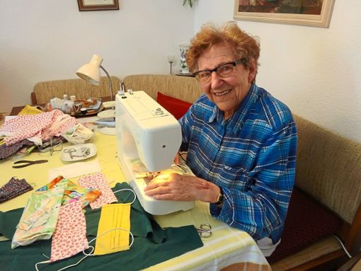 Die 90-jährige Ursula Fischer versorgt Freunde, Nachbarn und Bekannte mit selbst genähten Schutzmasken. Foto: Bechtle