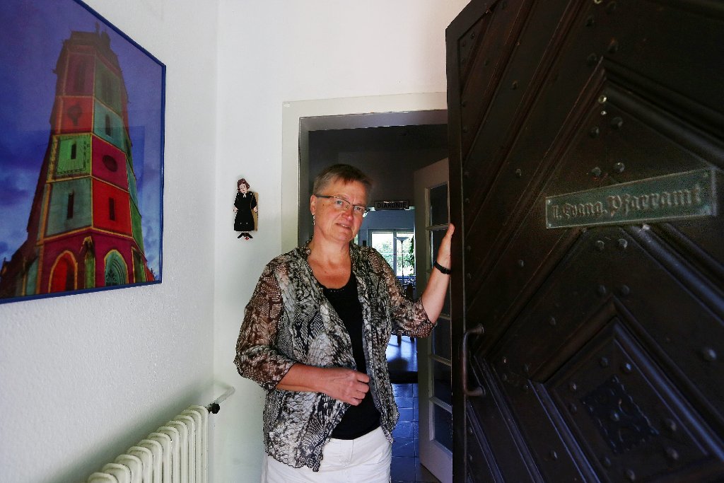Kristina Reichle steht in der Tür des Pfarramts der evangelischen Stadtkirchengemeinde – demnächst muss sie sie schließen. Wegen vielen Baumängeln zieht die Pfarrerin und das Pfarramt an den Binsenbol.