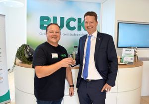 Beim Tag der offenen Tür  im Handwerksbetrieb Buck durfte sich Philipp Buck über den Besuch von Hechingens Bürgermeister Philipp Hahn freuen.  Foto: Jauch Foto: Schwarzwälder Bote