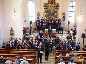 Überzeugen mit einem gelungenen Konzert in der Kirche: der Kirchenchor und der Musikverein aus Hausen am Tann. Foto: Neher Foto: Schwarzwälder-Bote