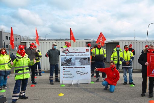 Rund 50 Mitarbeiter der ACM-Mosolf GmbH streikten am Freitag gegen den Abbau von Arbeitsplätzen. Foto: Köhler Foto: Lahrer Zeitung