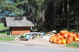 Schon lange vor dem Abholtermin stapeln sich auf dem Sammelplatz im Remsbach die Müllsäcke. Foto: Ziechaus