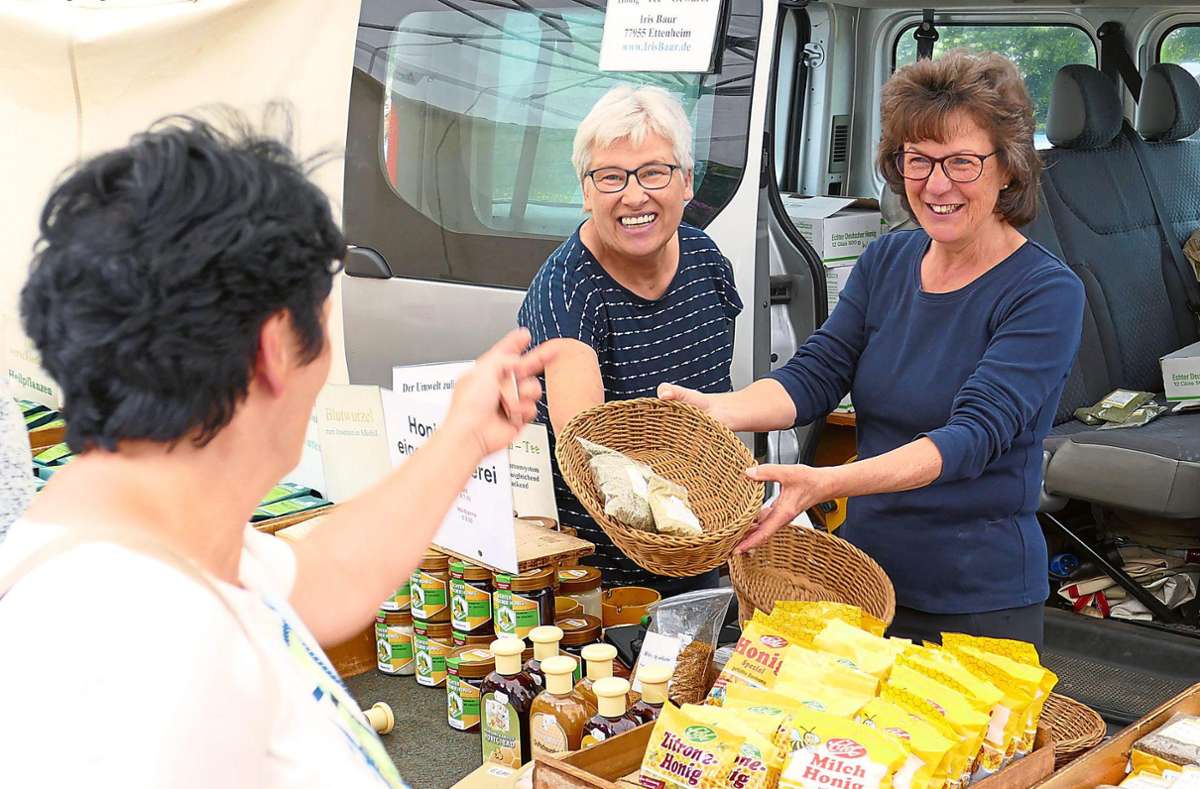 Händlerin Iris Baur und die scheidende Marktmeisterin Petra Weigold (rechts) beim Verkauf von Honigprodukten und Gewürzen.
