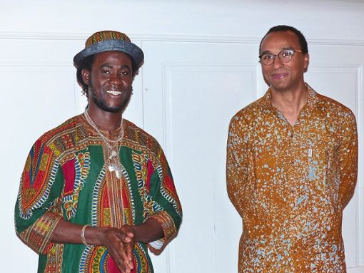 Zwei virtuose Künstler bauen die kulturelle Brücke von Afrika zu Europa.  der Djembé-Spieler Djibril Mbow (links) und der Organist Eric Letzelter. Foto: Kouba Foto: Schwarzwälder Bote