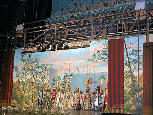Marionetten üben einen besonderen Reiz aus. Recht große Figuren werden von der Compagnia Marionettistica Carlo Colla e Figli aktiviert, um die Händel-Oper Rinaldo mit Leben zu füllen. Foto: Kouba Foto: Schwarzwälder-Bote