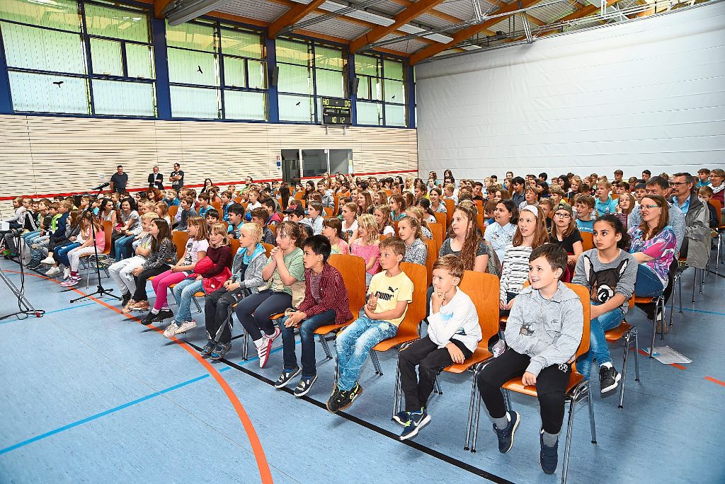 Rund 200 Kinder kamen zur Auftaktveranstaltung der Kinderuni Haiterbach in die Kuckuckshalle. Fotos: Katzmaier