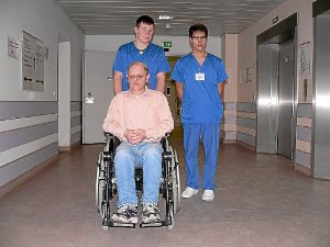 Timo Rakowski (links) und Jerome Marchal sorgen im Klinikum Schwenningen für den reibungslosen Transport von Patienten innerhalb des Hauses.  Foto: Wende