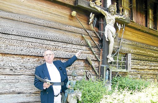 Ralf Bernd Herden erläutert die Symbolik des gekreuzigten Gottessohnes. Foto: Babic Foto: Schwarzwälder-Bote