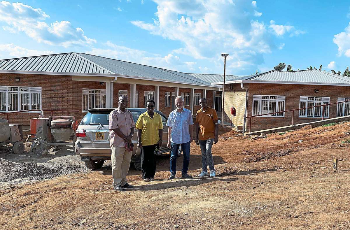 An Pfingsten machte sich Jörg Jud (Zweiter von rechts) ein Bild von der Berufsschule in Kigali.