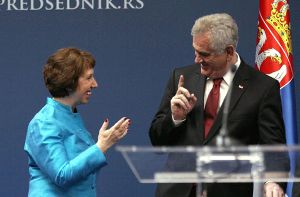EU-Beauftragte Catherine Ashton mit Serbiens Präsident Tomislav Nikolic. Serbien ist nach Ansicht der EU-Kommission noch weit davon entfernt, einige EU-Standards zu erfüllen. Foto: dpa
