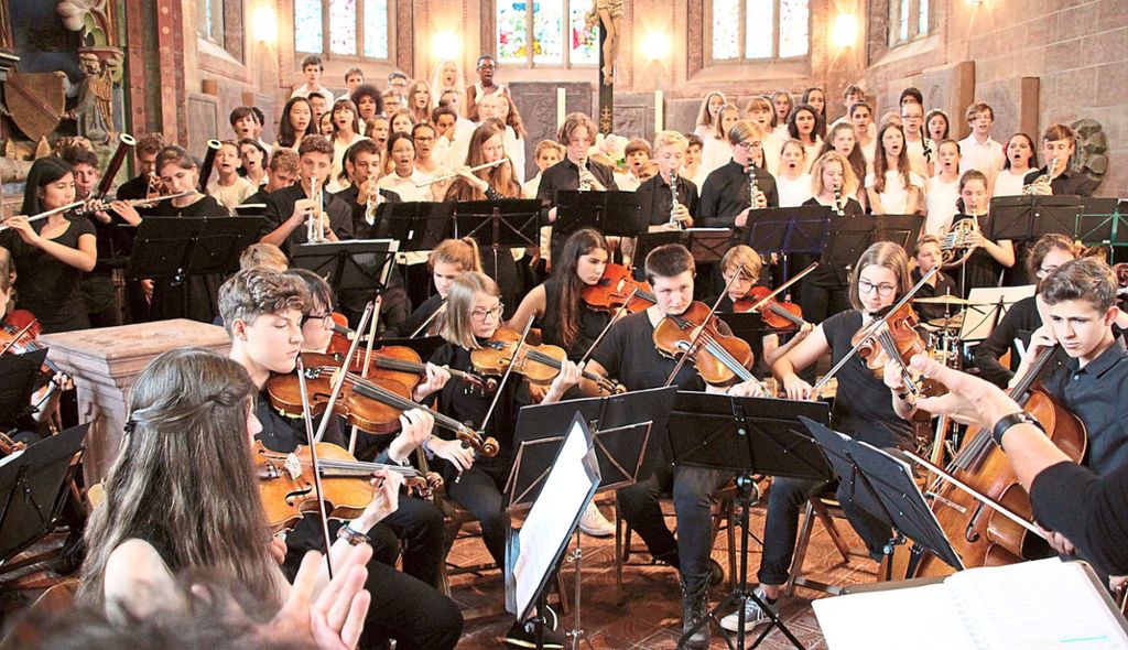 Konzentration und Hingabe: Ein Teil des großartigen Schülerorchesters, das ein Benefizkonzert in der Klosterkirche bestritt.