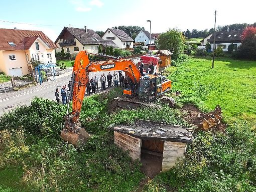 Mit dem Baggerbiss gab die Gemeinde den Startschuss für den Bau des Dorfgemeinschaftshauses in Oberkollbach. Foto: Stocker Foto: Schwarzwälder-Bote