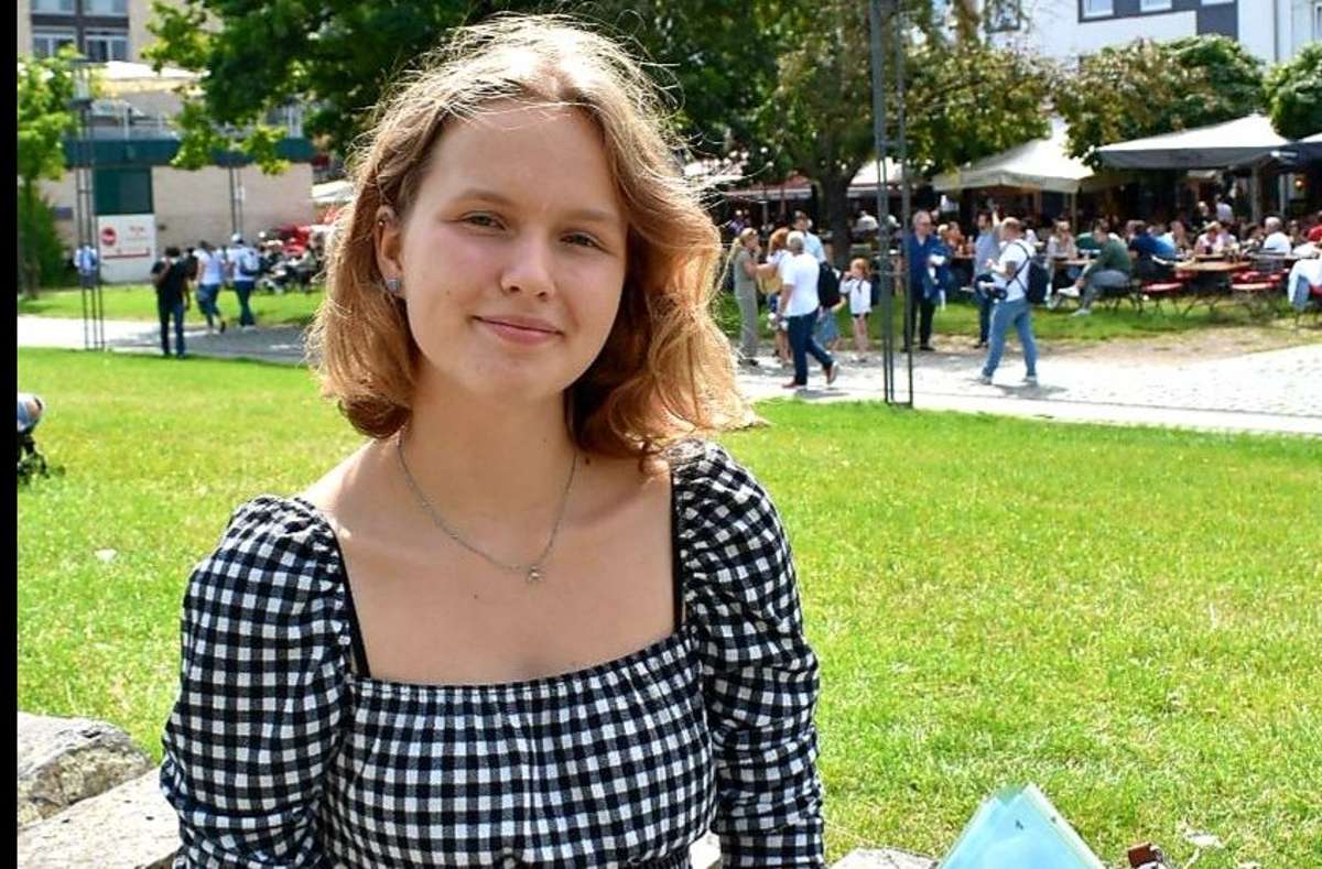 Die 17-jährige Sophie Mrotzeck schreibt besonders gern über Menschen, die sich am Rand der Gesellschaft aufhalten. Foto: Mrotzeck