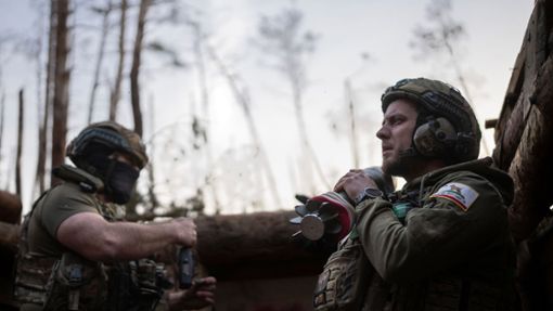Ein ukrainischer Soldat trägt eine Mörsergranate, während er auf einen Feuerbefehl wartet. Foto: Alex Babenko/AP
