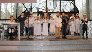 Das Krippenspiel der evangelischen Kinderkirche handelt von Lukas (links am Tisch),  der die Weihnachtsgeschichte niederschreibt, und wird in Szenen erzählt. Foto: Strohmeier