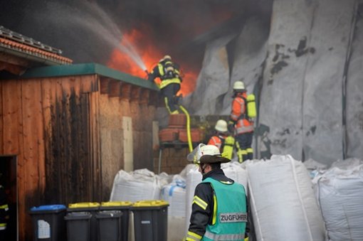 Am Montagmorgen ist in einer Fabrikhalle im Industriegebiet in Welzheim ein Feuer ausgebrochen. Foto: SDMG
